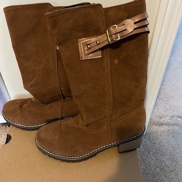 Tan/Brown Boots - Picture 1 of 3